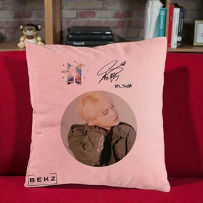 Perna Personalizata K-pop BTS Suga Portret cu Autograf, 40x40 cm, Roz, Husa Detasabila, Perna Inclusa, BEKZ®