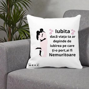 Cadou pentru Iubita - Perna Personalizata Iubita Nemuritoare cu Siluete de Cuplu, 40x40 cm, Alba Mata, Husa Detasabila, Perna Inclusa, BEKZ®