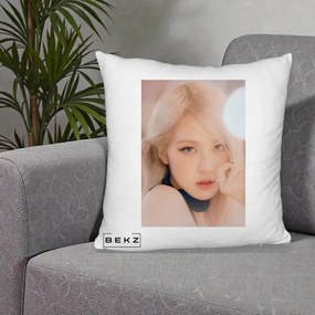 Perna Personalizata K-pop BLACKPINK Rose Blond cu Inel Roz Pastel, 40x40 cm, Alb Pufos, Husa Detasabila, Perna Inclusa, BEKZ®