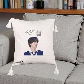 Perna Personalizata K-pop BTS Jin Portret Tinuta Albastra Autograf, 40x40 cm, Bej cu Franjuri, Husa Detasabila, Perna Inclusa, BEKZ®