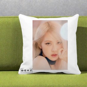 Perna Personalizata K-pop BLACKPINK Rose Blond cu Inel Roz Pastel, 40x40 cm, Alba Mata, Husa Detasabila, Perna Inclusa, BEKZ®