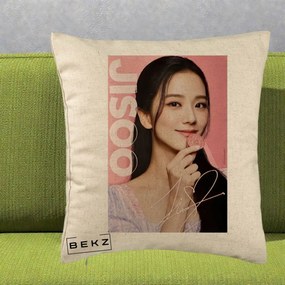 Perna Personalizata K-pop BLACKPINK Jisoo cu Semnatura si Fond Roz, 40x40 cm, Bej, Husa Detasabila, Perna Inclusa, BEKZ®