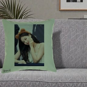 Perna Personalizata K-pop BLACKPINK Jennie Cute cu Diadema Ursulet, 40x40 cm, Verde, Husa Detasabila, Perna Inclusa, BEKZ®