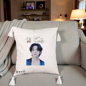 Perna Personalizata K-pop BTS V Taehyung Portret cu Autograf, 40x40 cm, Bej cu Franjuri, Husa Detasabila, Perna Inclusa, BEKZ®