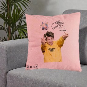 Perna Personalizata K-pop BTS RM Namjoon Hanorac Galben Autograf, 40x40 cm, Roz, Husa Detasabila, Perna Inclusa, BEKZ®