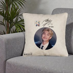 Perna Personalizata K-pop BTS RM Namjoon Portret Cerc cu Autograf, 40x40 cm, Bej Canapea, Husa Detasabila, Perna Inclusa, BEKZ®