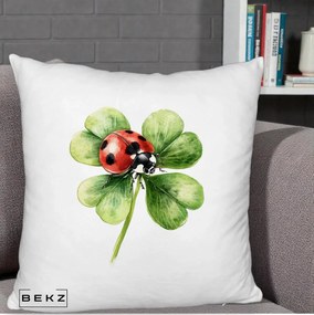 Perna Decorativa Buburuza Norocoasa pe Trifoi cu Patru Foi, 40x40 cm, Alb Pufos, Husa Detasabila, Perna Inclusa, BEKZ®