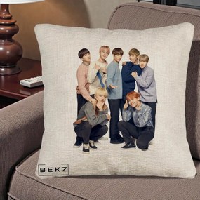 Perna Personalizata K-pop BTS Foto Grup In Picioare Tricoturi, 40x40 cm, Bej Canapea, Husa Detasabila, Perna Inclusa, BEKZ®
