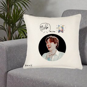 Perna Personalizata K-pop BTS J-Hope Portret cu Autograf, 40x40 cm, Crem Reliefat, Husa Detasabila, Perna Inclusa, BEKZ®