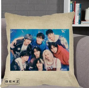 Perna Personalizata K-Pop Grup Foto Stele, 40x40 cm, Crem, Husa Detasabila, Perna Inclusa, BEKZ®