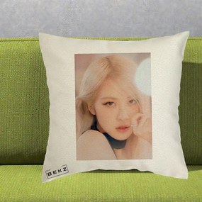 Perna Personalizata K-pop BLACKPINK Rose Blond cu Inel Roz Pastel, 40x40 cm, Ecru, Husa Detasabila, Perna Inclusa, BEKZ®