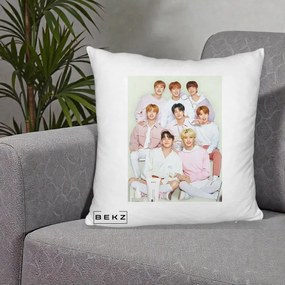 Perna Personalizata K-pop Stray Kids Foto Grup Pastel Roz-Alb cu 8 Membrii, 40x40 cm, Alb Pufos, Husa Detasabila, Perna Inclusa, BEKZ®