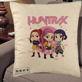 Perna Personalizata K-pop HUNTRX Trio Chibi cu Arme, 40x40 cm, Bej, Husa Detasabila, Perna Inclusa, BEKZ®
