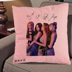Perna Personalizata K-pop BLACKPINK Fotografie Grup Autografe Deasupra, 40x40 cm, Roz, Husa Detasabila, Perna Inclusa, BEKZ®
