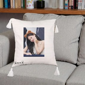 Perna Personalizata K-pop BLACKPINK Jennie Cute cu Diadema Ursulet, 40x40 cm, Bej cu Franjuri, Husa Detasabila, Perna Inclusa, BEKZ®