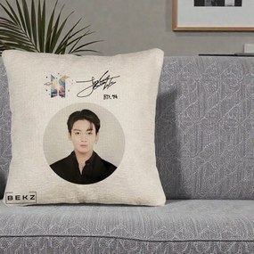 Perna Personalizata K-pop BTS Jungkook Portret cu Autograf, 40x40 cm, Bej Canapea, Husa Detasabila, Perna Inclusa, BEKZ®