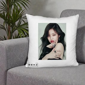 Perna Personalizata K-pop BLACKPINK Jennie Editorial Negru cu Inele, 40x40 cm, Alb Pufos, Husa Detasabila, Perna Inclusa, BEKZ®
