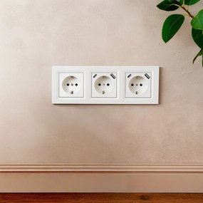 Priză cu împământare Nova III cu doi conectori USB și cadru alb