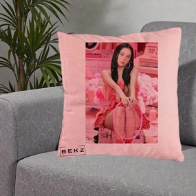 Perna Personalizata K-pop BLACKPINK Jisoo Pink Room, 40x40 cm, Roz, Husa Detasabila, Perna Inclusa, BEKZ®