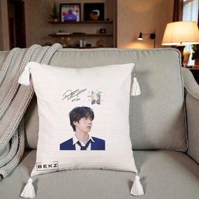 Perna Personalizata K-pop BTS Jin Portret Tinuta Albastra Autograf, 40x40 cm, Bej cu Franjuri, Husa Detasabila, Perna Inclusa, BEKZ®