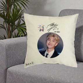 Perna Personalizata K-pop BTS RM Namjoon Portret Cerc cu Autograf, 40x40 cm, Ecru, Husa Detasabila, Perna Inclusa, BEKZ®