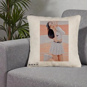 Perna Personalizata K-pop BLACKPINK Nayeon/Jisoo Tenis Alb, 40x40 cm, Bej Canapea, Husa Detasabila, Perna Inclusa, BEKZ®