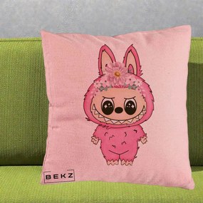 Perna Personalizata Labubu Roz cu Coroana Florala, 40x40 cm, Roz, Husa Detasabila, Perna Inclusa, BEKZ®