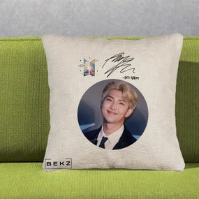 Perna Personalizata K-pop BTS RM Namjoon Portret Cerc cu Autograf, 40x40 cm, Bej Canapea, Husa Detasabila, Perna Inclusa, BEKZ®