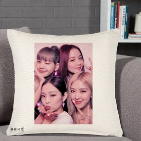 Perna Personalizata K-pop BLACKPINK Foto Grup Selfie Roz cu Glitter, 40x40 cm, Crem Reliefat, Husa Detasabila, Perna Inclusa, BEKZ®