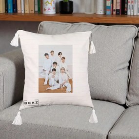 Perna Personalizata K-pop BTS Foto Grup All-White Elegant, 40x40 cm, Bej cu Franjuri, Husa Detasabila, Perna Inclusa, BEKZ®