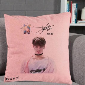 Perna Personalizata K-pop BTS Jungkook Portret cu Ochelari Autograf, 40x40 cm, Roz, Husa Detasabila, Perna Inclusa, BEKZ®
