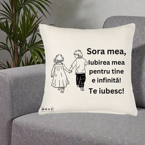 Cadou pentru Sora - Perna Personalizata Sora Mea Te Iubesc Copii Tinand Maini din Spate, 40x40 cm, Crem Reliefat, Husa Detasabila, Perna Inclusa, BEKZ®