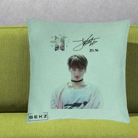 Perna Personalizata K-pop BTS Jungkook Portret cu Ochelari Autograf, 40x40 cm, Verde Menta, Husa Detasabila, Perna Inclusa, BEKZ®