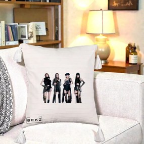 Perna Personalizata K-pop BLACKPINK Tinute Negre Elegante Grup, 40x40 cm, Bej cu Franjuri, Husa Detasabila, Perna Inclusa, BEKZ®