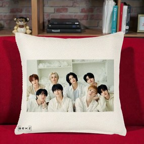 Perna Personalizata K-pop Stray Kids Foto Grup All-White Landscape, 40x40 cm, Crem Reliefat, Husa Detasabila, Perna Inclusa, BEKZ®
