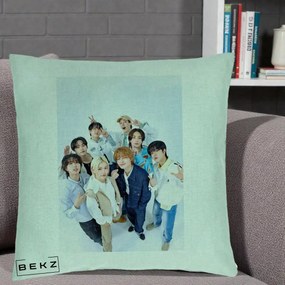 Perna Personalizata K-pop Stray Kids Foto Grup Alb cu 8 Membrii de Sus, 40x40 cm, Verde Menta, Husa Detasabila, Perna Inclusa, BEKZ®
