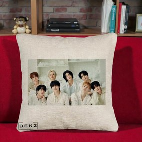 Perna Personalizata K-pop Stray Kids Foto Grup All-White Landscape, 40x40 cm, Bej Canapea, Husa Detasabila, Perna Inclusa, BEKZ®