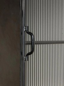 Dulap înalt și îngust industrial din metal și sticlă, negru, cu 2 uși, 3 rafturi și sticlă striată, 165 x 52 x 38 cm, „Malcolm”