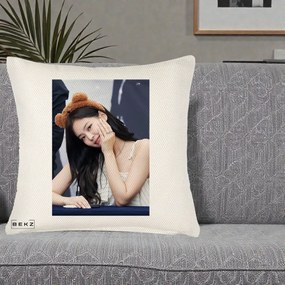 Perna Personalizata K-pop BLACKPINK Jennie Cute cu Diadema Ursulet, 40x40 cm, Crem Reliefat, Husa Detasabila, Perna Inclusa, BEKZ®