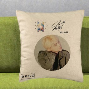 Perna Personalizata K-pop BTS Suga Portret cu Autograf, 40x40 cm, Bej, Husa Detasabila, Perna Inclusa, BEKZ®