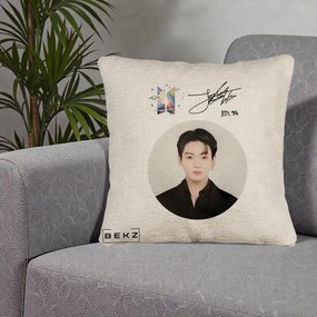 Perna Personalizata K-pop BTS Jungkook Portret cu Autograf, 40x40 cm, Bej Canapea, Husa Detasabila, Perna Inclusa, BEKZ®