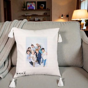 Perna Personalizata K-pop Stray Kids Foto Grup Alb cu 8 Membrii de Sus, 40x40 cm, Bej cu Franjuri, Husa Detasabila, Perna Inclusa, BEKZ®