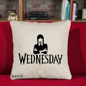 Perna Personalizata Wednesday Addams cu Brate Incrucisate, 40x40 cm, Bej Canapea, Husa Detasabila, Perna Inclusa, BEKZ®