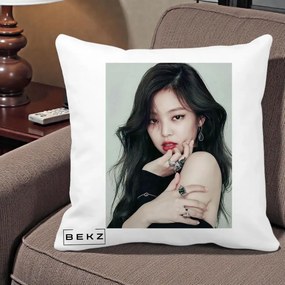 Perna Personalizata K-pop BLACKPINK Jennie Editorial Negru cu Inele, 40x40 cm, Alba Mata, Husa Detasabila, Perna Inclusa, BEKZ®