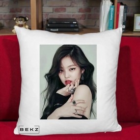 Perna Personalizata K-pop BLACKPINK Jennie Editorial Negru cu Inele, 40x40 cm, Alb Pufos, Husa Detasabila, Perna Inclusa, BEKZ®