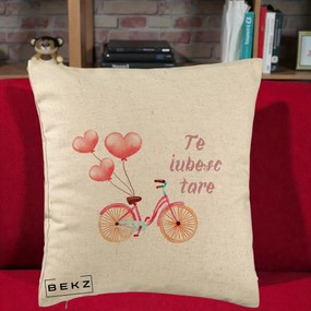 Perna Decorativa Te Iubesc Tare cu Bicicleta Roz si Baloane Inima, 40x40 cm, Bej, Husa Detasabila, Perna Inclusa, BEKZ®