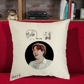 Perna Personalizata K-pop BTS J-Hope Portret cu Autograf, 40x40 cm, Ecru, Husa Detasabila, Perna Inclusa, BEKZ®
