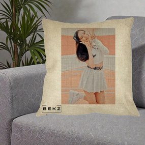 Perna Personalizata K-pop BLACKPINK Nayeon/Jisoo Tenis Alb, 40x40 cm, Crem, Husa Detasabila, Perna Inclusa, BEKZ®