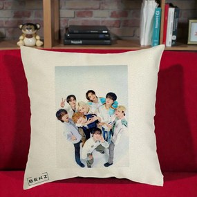 Perna Personalizata K-pop Stray Kids Foto Grup Bleu, 40x40 cm, Ecru, Husa Detasabila, Perna Inclusa, BEKZ®