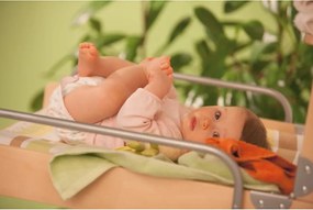 Masă de înfășat suspendată în culoare naturală cu aspect de lemn de fag Dschungelbaby – Roba